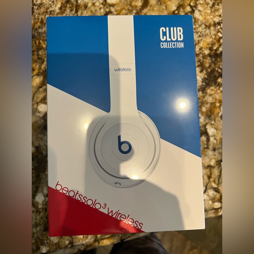 Beats solo3 wireless club edition brand new in box